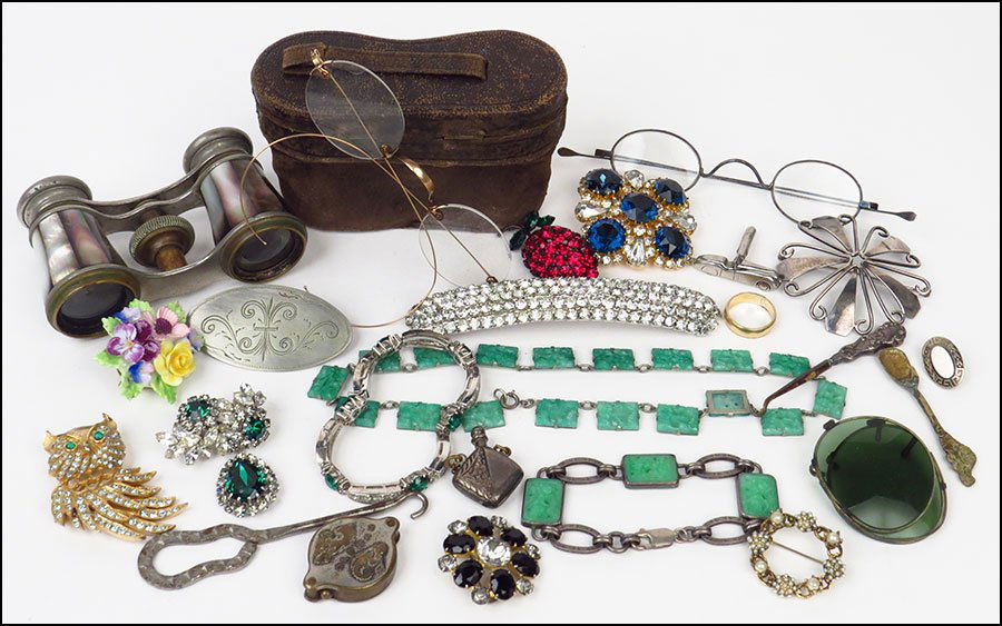 A COLLECTION OF COSTUME JEWELRY.: A COLLECTION OF COSTUME JEWELRY. Brooches, necklaces, eyeglasses, and opera glasses