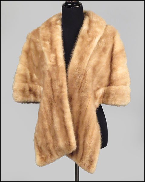 AN AUTUMN HAZE MINK STOLE.: AN AUTUMN HAZE MINK STOLE. Lined. Labeled 'Evans Chicago'