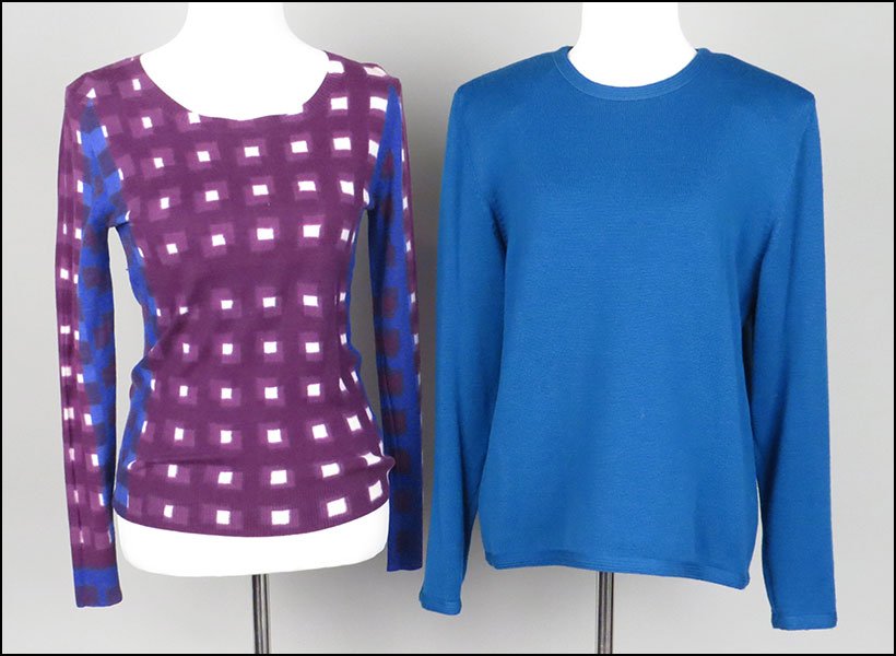 AN OSCAR DE LA RENTA ITALIAN WOOL SWEATER.: AN OSCAR DE LA RENTA ITALIAN WOOL SWEATER. Together with a silk and cashmere print sweater (made in Japan, size 38) Size: Medium