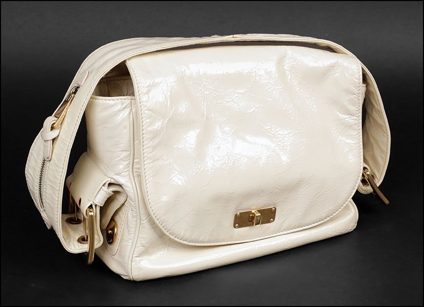 A MARC JACOBS VINTAGE WHITE PATENT LEATHER HANDBAG.: A MARC JACOBS VINTAGE WHITE PATENT LEATHER HANDBAG. Bearing texture. With a single fold over flap closure