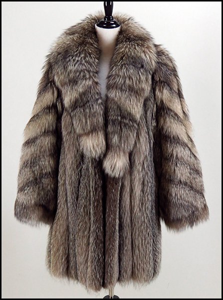 MARSHALL FIELD & COMPANY BLUE FOX CAR COAT.: MARSHALL FIELD & COMPANY BLUE FOX CAR COAT. Bearing spiral sleeves, and interior satin belt. Satin lined Approximately a size 10 - 12