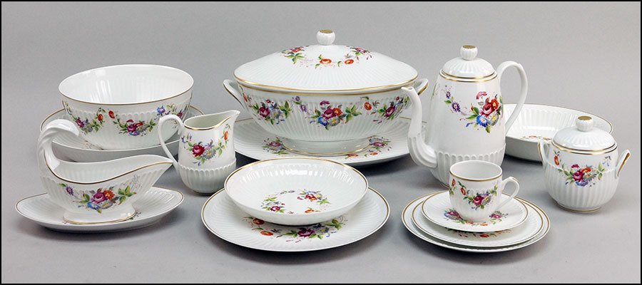 A LIMOGES PORCELAIN DINNER SERVICE IN A FLORAL PATTERN.: A LIMOGES PORCELAIN DINNER SERVICE IN A FLORAL PATTERN. Marked 'Limoges Forme Paquerette' on the underisdes. Eighty-two pieces comprising ten dinner plates, twelve salad plates, twelve bread plates, t