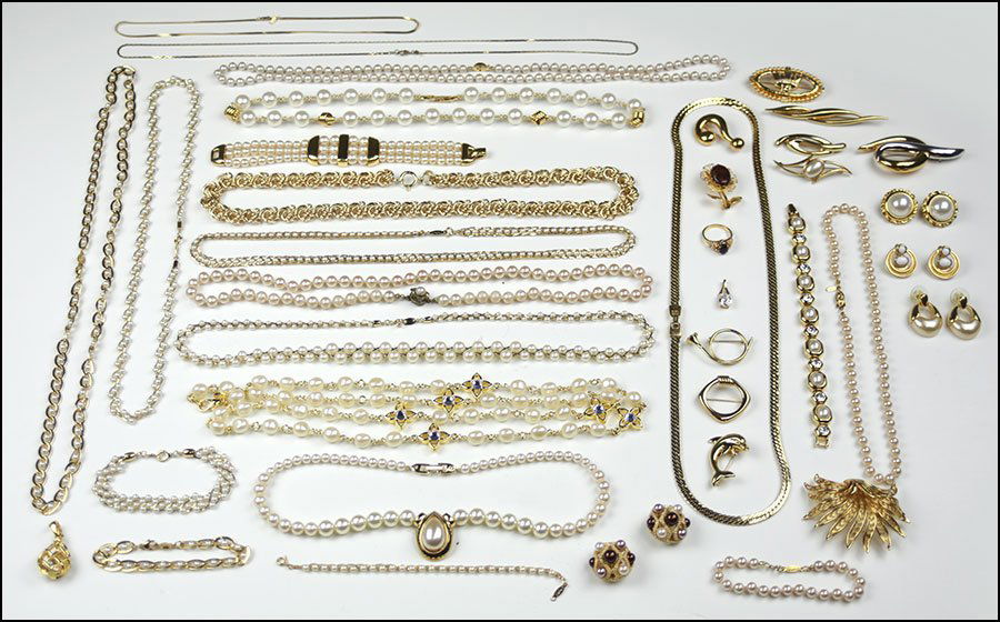 A COLLECTION OF SIGNED AND UNSIGNED FAUX PEARL JEWELRY.: A COLLECTION OF SIGNED AND UNSIGNED FAUX PEARL JEWELRY. Comprising necklaces, brooches, necklaces, earclips, earrings, and pendants. Signed pieces include Monet, Napier, Erwin Pearl, and others