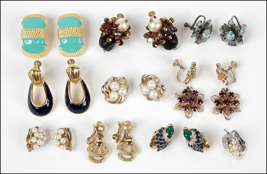 A COLLECTION OF SIGNED AND UNSIGNED EARCLIPS AND: A COLLECTION OF SIGNED AND UNSIGNED EARCLIPS AND EARRINGS. Signed pieces include Gay Boyer, Napier, Vendome, Trifari, Monet and Boucher