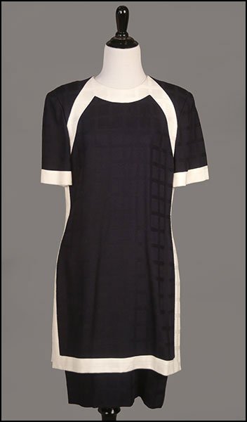 A CAROLINA HERRERA JANE SIMON NAVY AND WHITE KNIT: A CAROLINA HERRERA JANE SIMON NAVY AND WHITE KNIT DRESS. Bearing short sleeves. Lined Size 10