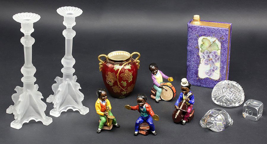 A Collection Of Decorative Items. (1 of 1)