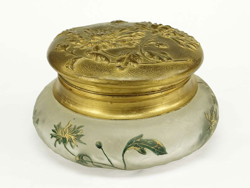 A VS Lorraine Cameo Glass Covered Box. (1 of 1)