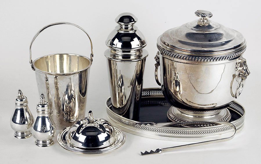 A Pair of International Sterling Silver Salt Shakers. (1 of 1)