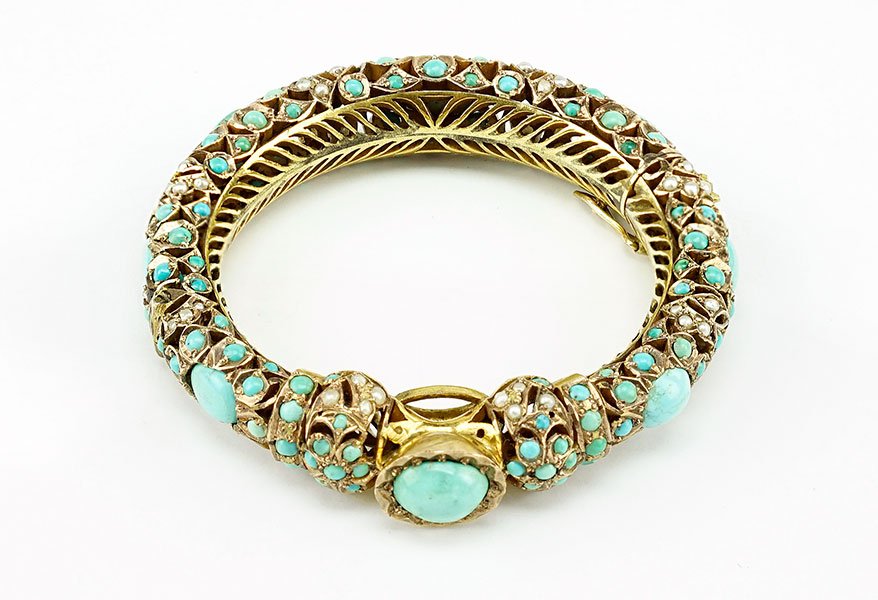 A Turquoise and Pearl Bracelet. (1 of 1)