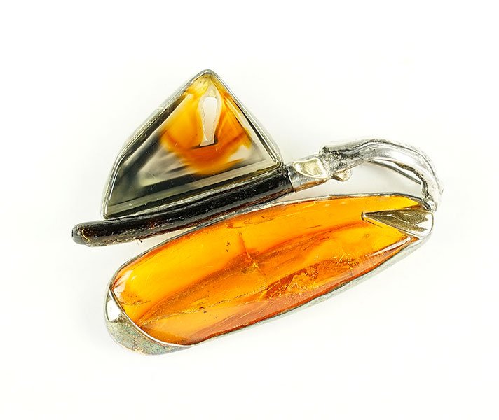 A Semi-Precious Stone Brooch. (1 of 1)