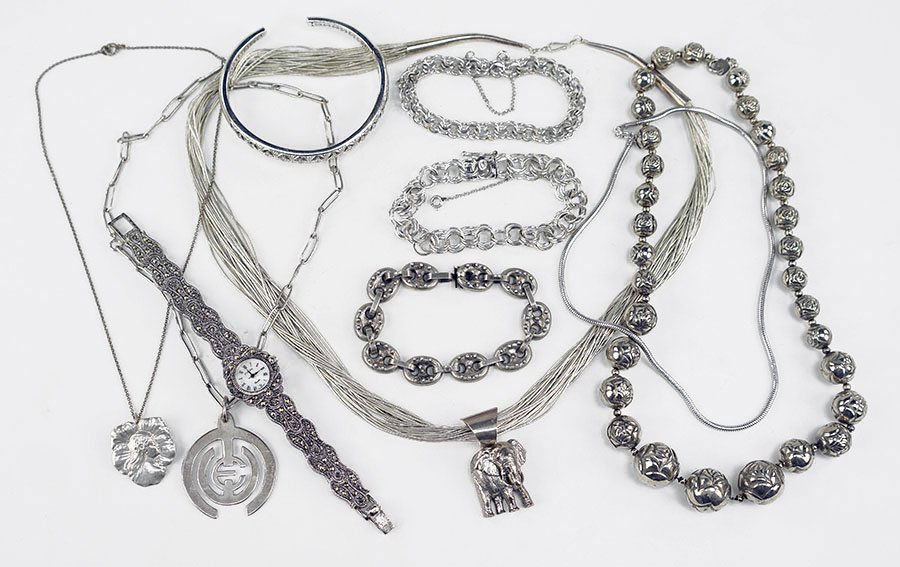 A Sterling Silver Elephant Pendant Necklace. (1 of 1)