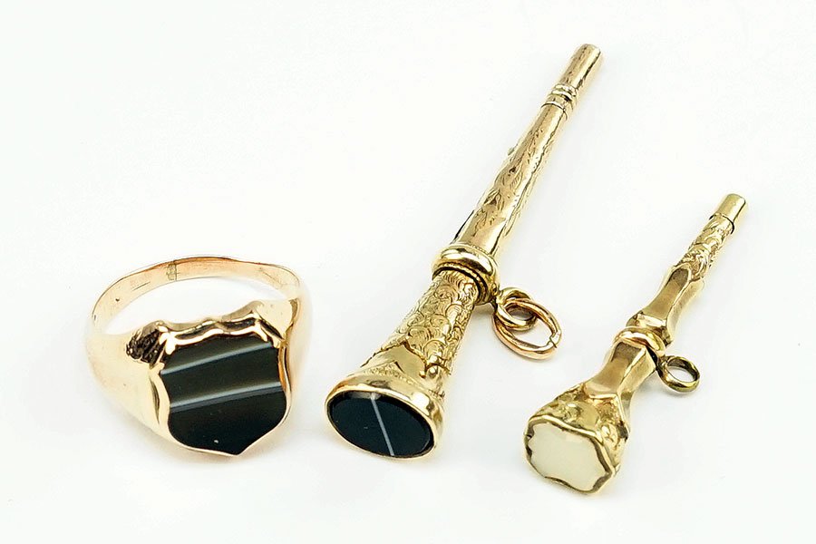 An Agate And 9 Karat Yellow Gold Ring. (1 of 1)