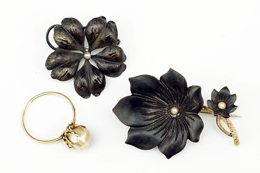 A Baroque Pearl And 14 Karat Yellow Gold Ring. (1 of 1)