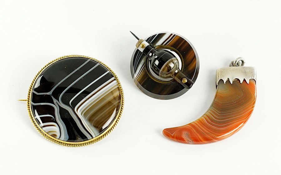 An Agate Claw Form Pendant. (1 of 1)