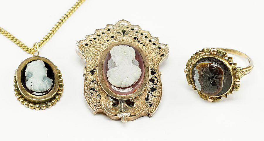 An Agate And 10 Karat Yellow Gold Cameo Ring. (1 of 1)