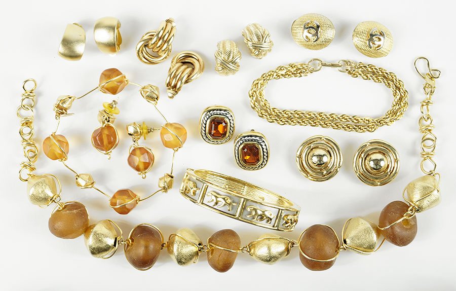 A Dayne DuVall Glass Bead And Goldtone Necklace. (1 of 1)