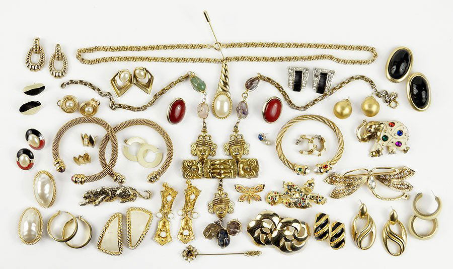 A Castlecliff Bead And Goldtone Necklace. (1 of 1)