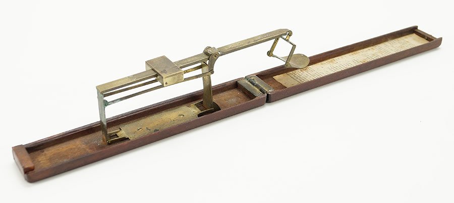 A Tecker Paris Folding Brass Scale. (1 of 2)