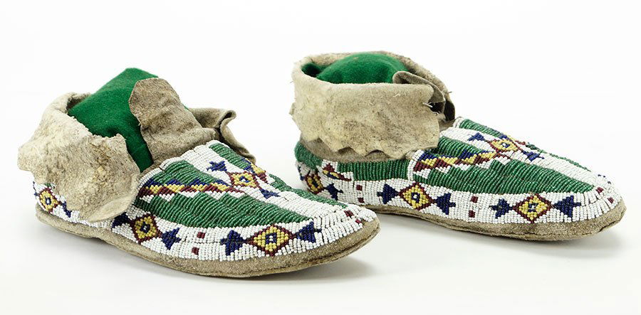 A Pair Of Lakota Native American Moccasins. (1 of 1)