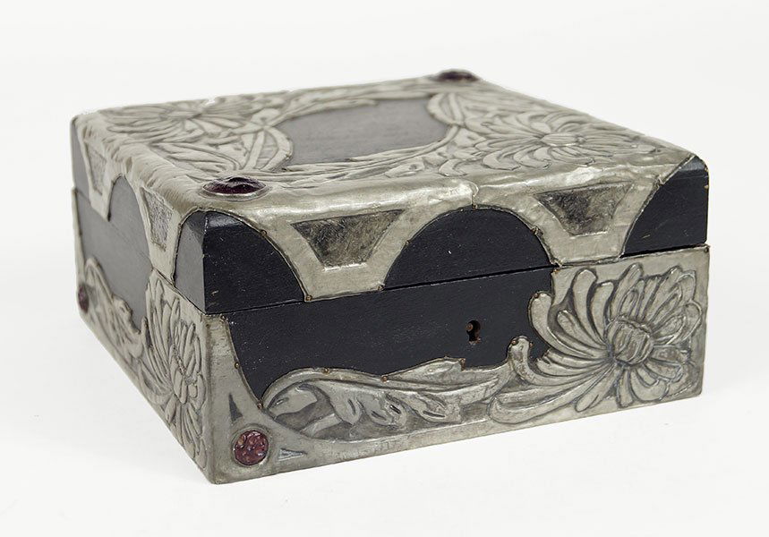 A French L'Art Pratique Box. (1 of 1)