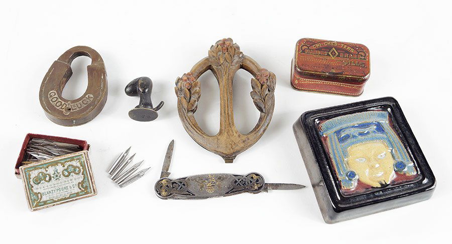 A Collection of Decorative Items. (1 of 1)