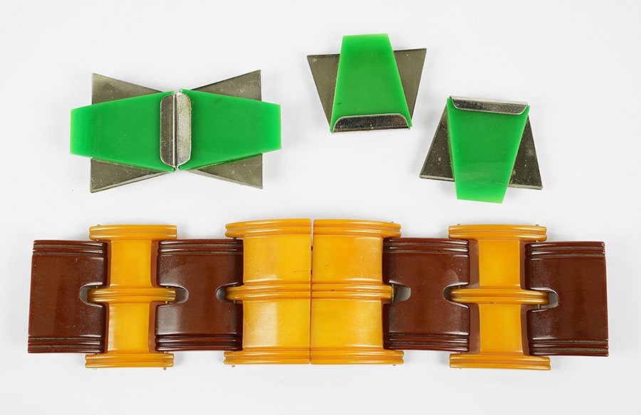 A Two-Tone Bakelite Belt Buckle. (1 of 1)