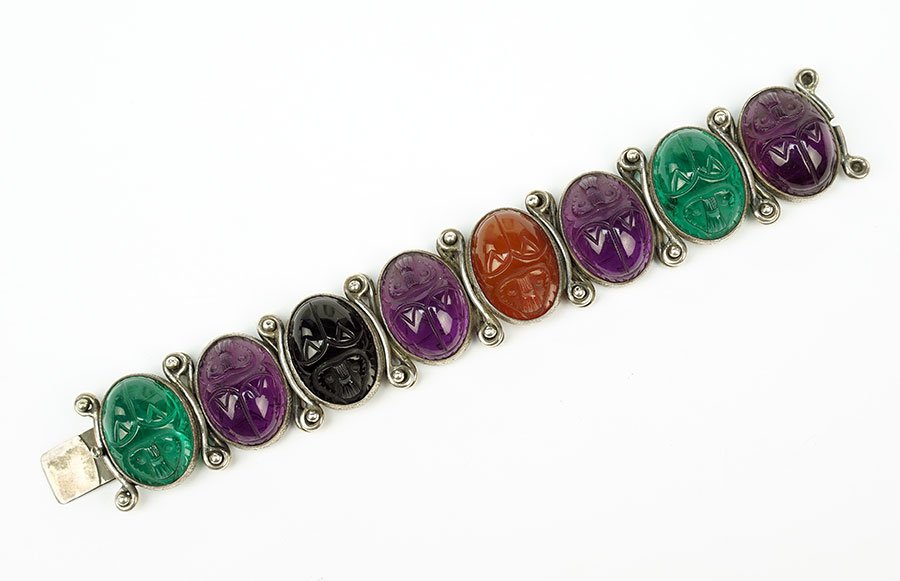 A Carved Scarab Form Glass Bead Link Bracelet. (1 of 1)