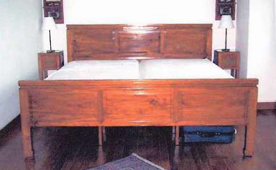 A Contemporary Elmwood Bed.: A Contemporary Elmwood Bed. Comprising a headboard, footboard, and siderails