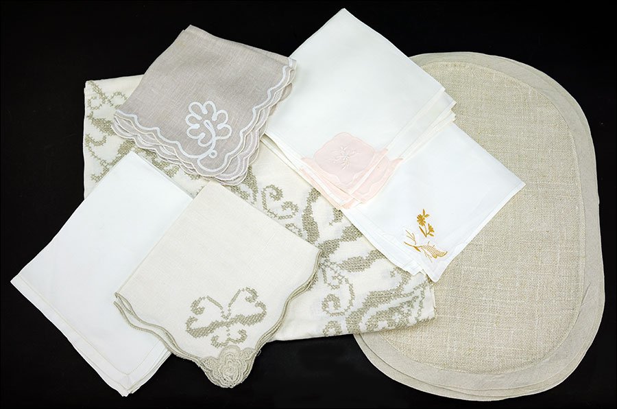 A Collection of Table Linens.: A Collection of Table Linens. Napkins and placemats in embroidered and plain linen and cotton