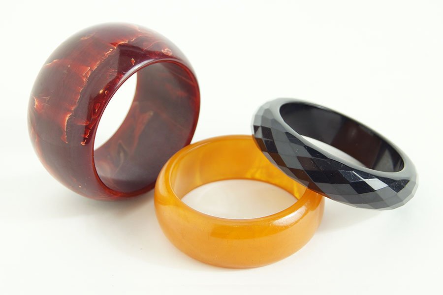 A Cranberry Mottled Bakelite Bangle Bracelet. (1 of 1)