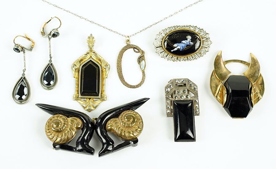 A Painted Wood And Goldtone Snail Form Belt Buckle. (1 of 1)