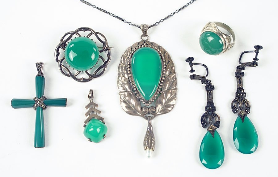 A Green Onyx And Natural Pearl Pendant. (1 of 1)