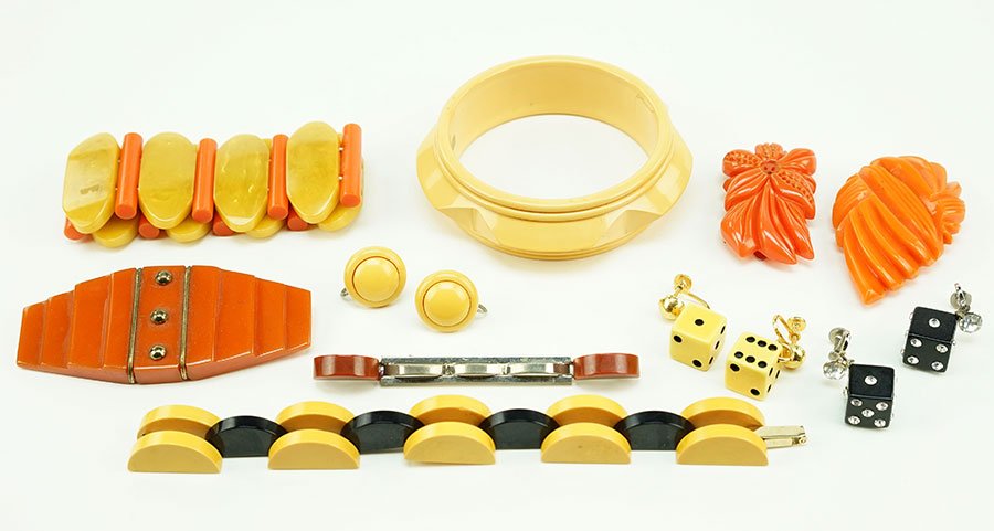 A Black And Yellow Bakelite Semi-Circle Link Bracelet. (1 of 1)