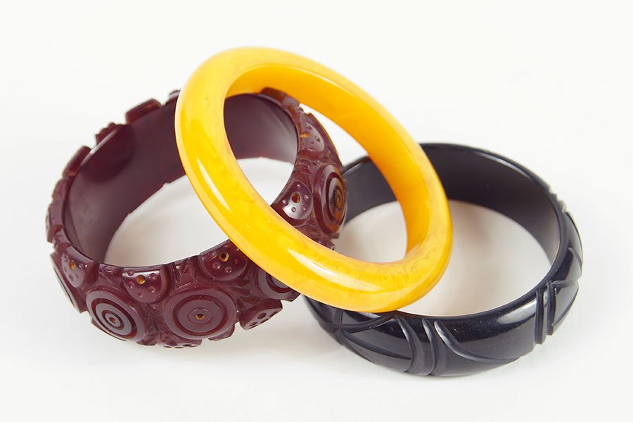 A Cranberry Carved Bakelite Bangle Bracelet. (1 of 1)