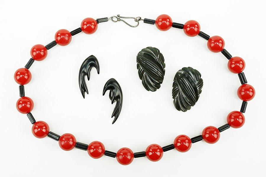 A Black And Red Bakelite Bead Necklace. (1 of 1)
