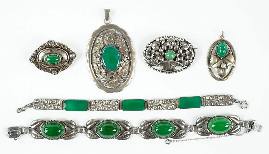 A Green Onyx And Sterling Silver Bracelet. (1 of 1)