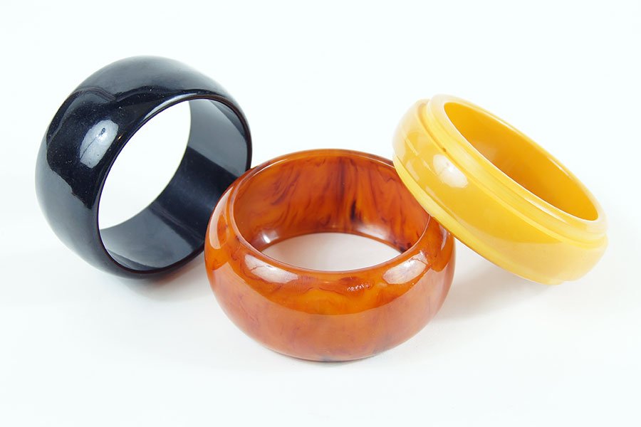 A Mottled Amber Bakelite Bangle Bracelet. (1 of 1)