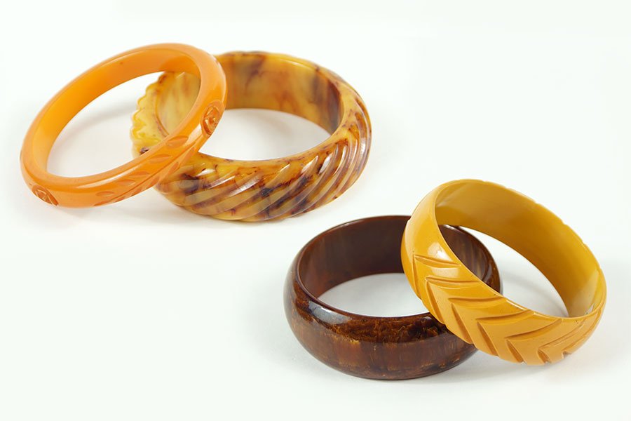 A Chocolate Brown Mottled Bakelite Bangle Bracelet. (1 of 1)