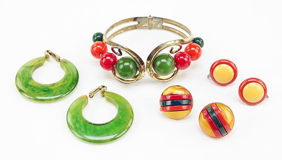A Goldtone And Multi-Color Bakelite Bead Clamper (1 of 1)