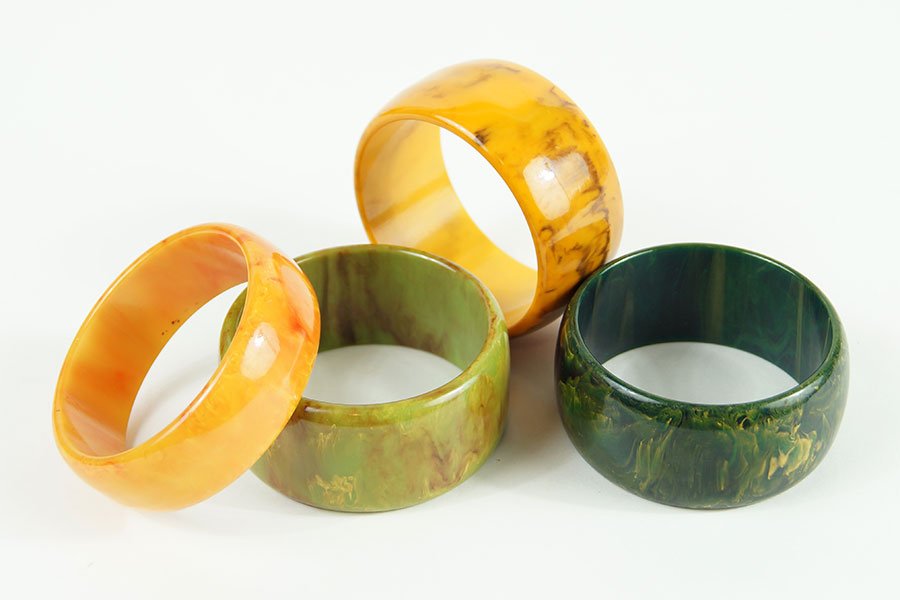 A Spinach Green Mottled Bakelite Bangle Bracelet. (1 of 1)