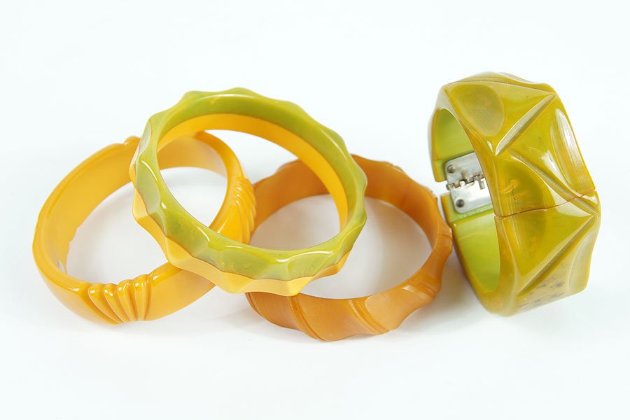 A Green And Yellow Mottled Bakelite Clamper Bracelet. (1 of 1)