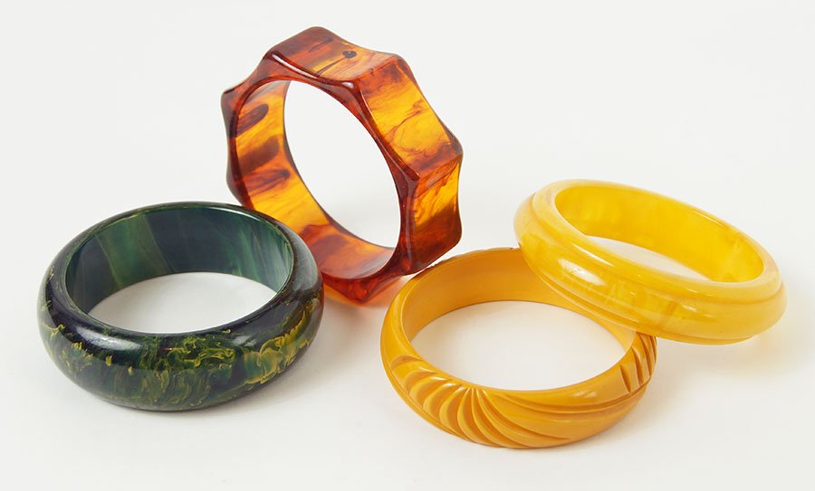 A Spinach Green Mottled Bakelite Bangle Bracelet. (1 of 1)