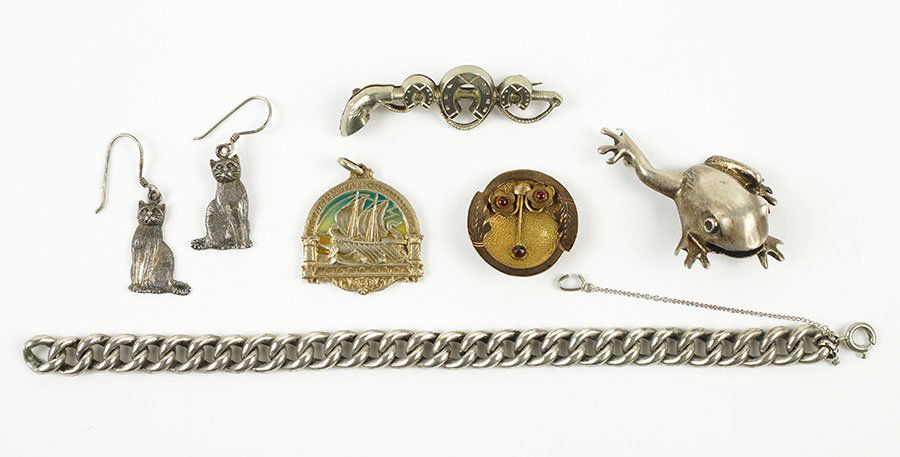 A Victorian Carved Metal Link Bracelet. (1 of 1)