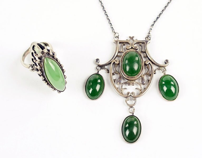 An Art Nouveau Nephrite Jade Necklace. (1 of 1)