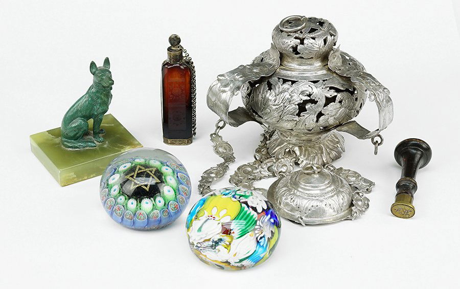 A Collection of Decorative Items. (1 of 5)