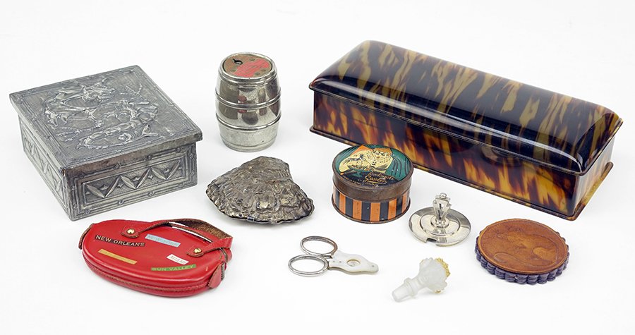 A Collection of Decorative Items. (1 of 1)