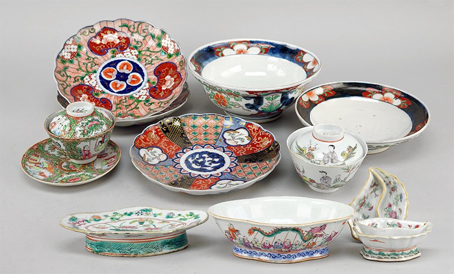 A Set of Three Imari Porcelain Dishes. (1 of 1)
