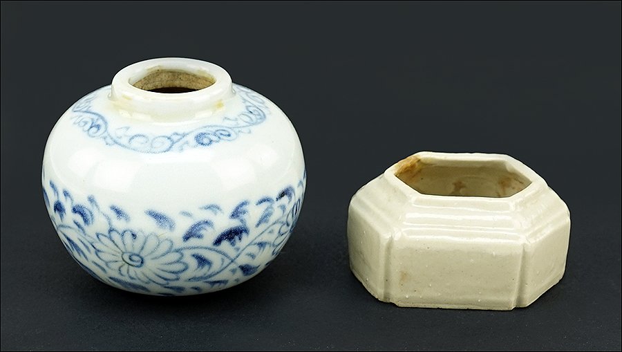 Two Small Chinese Porcelain Articles. (1 of 1)