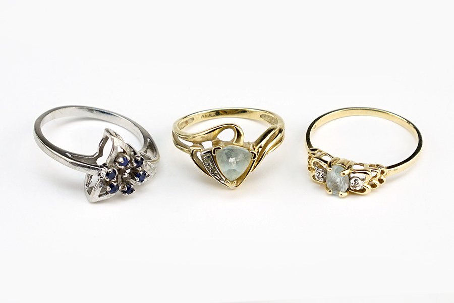 A Sapphire And 10 Karat White Gold Ring. (1 of 1)