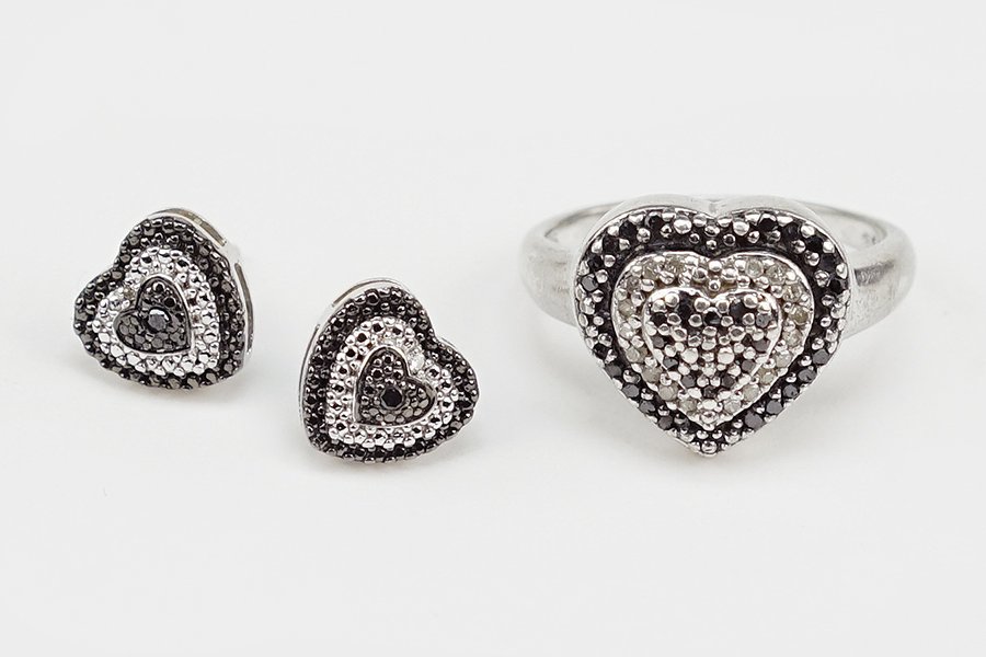 A Black And White Diamond Heart Ring. (1 of 1)